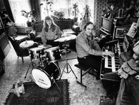 351117 Afbeelding van het muzikale duo Cor en Toos Zijl achter hun instrumenten in de woonkamer van hun huis aan de ...